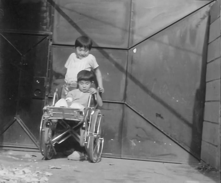 【写真】車椅子に乗る弟さんと、幼少期のなかむら社長