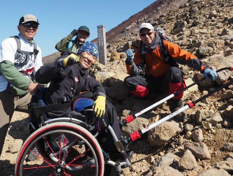 【写真】JINRIKIを使って富士山6合目までのぼった車椅子利用者とサポーター