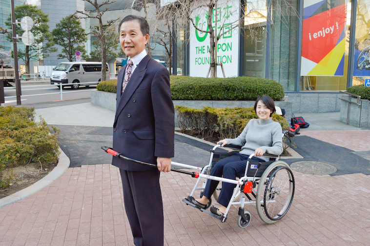 【写真】インタビュアーを乗せた車椅子を引っ張るなかむら社長