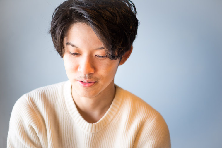 【写真】目線を下に向けて話すやまぐちさん