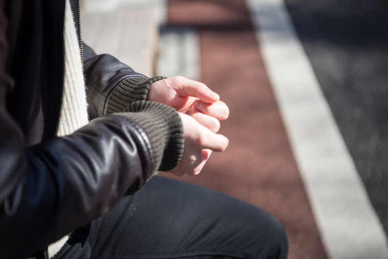 【写真】両手を重ねながら話すやまぐちさん