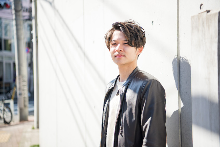 【写真】カメラをまっすぐに見つめるやまぐちさん