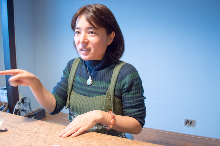 【写真】手振りを交えながら語るそでやまさん