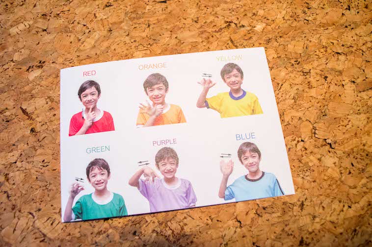 【写真】英語教材。色に関する手話について説明する写真が並べられている