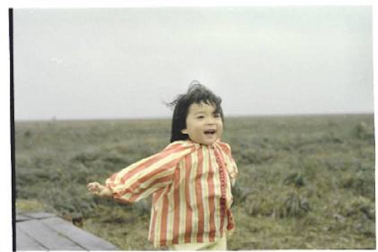 【写真】幼い頃のそでやまさん。両手を広げて笑顔を見せている