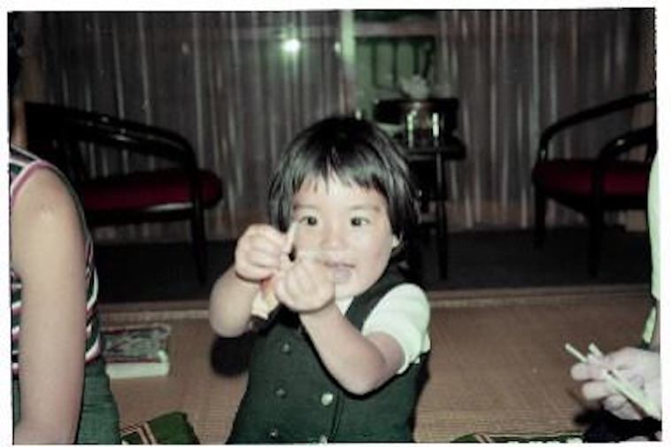 【写真】手遊びをする、幼い頃のそでやまさん