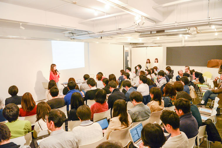 【写真】会場全体写真。参加者らはくどうの話を聞いている