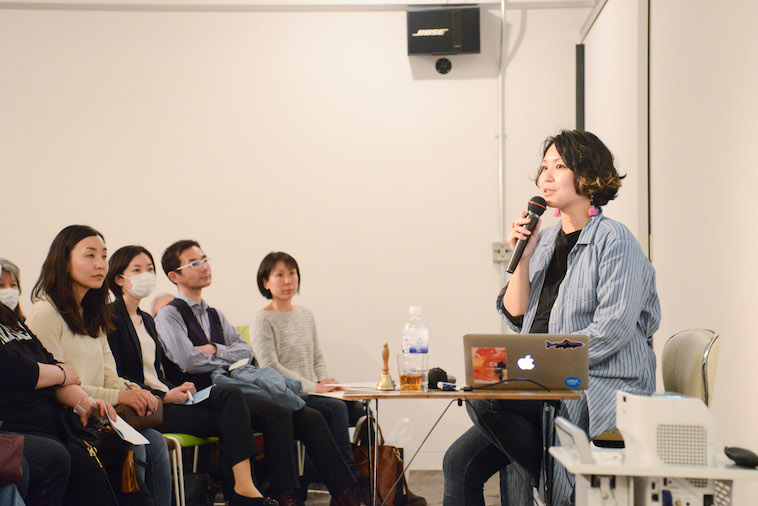 【写真】ふじおかさんのトークの様子。参加者らも熱心に話を聞いている