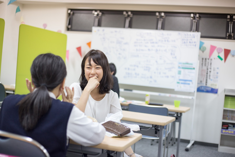 【写真】生徒と笑顔で雑談をするスタッフ