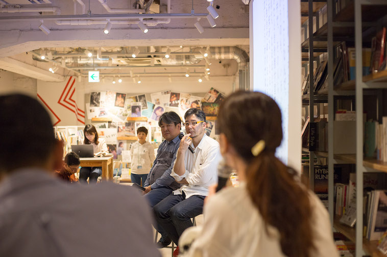 【写真】くどうの話を真剣な表情で聞く工房まるのお2人