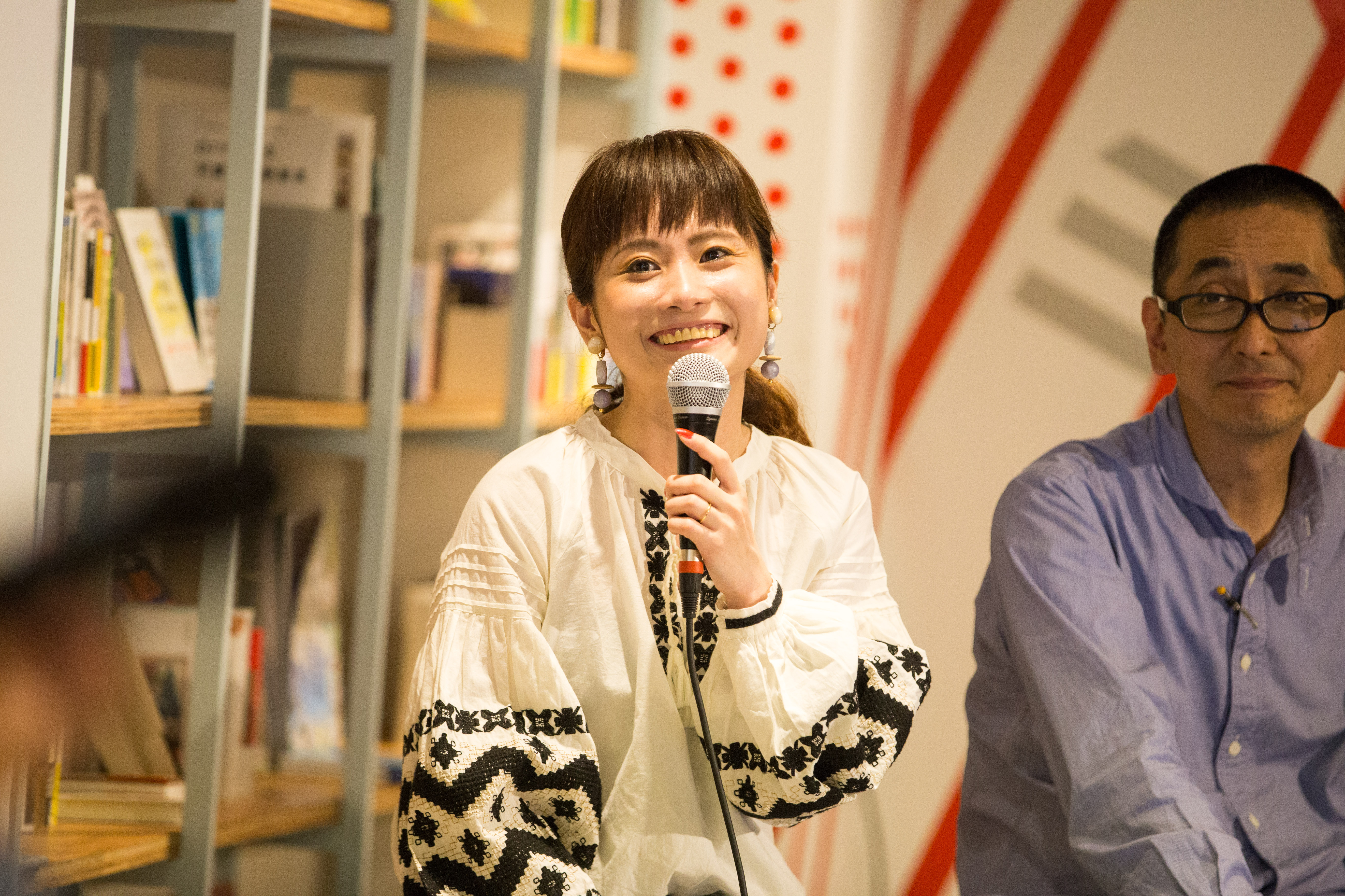 【写真】笑顔でマイクをもつくどう