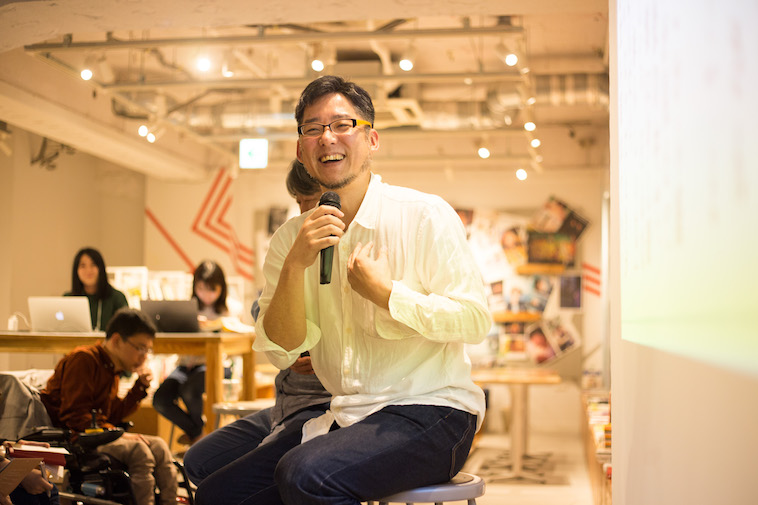 【写真】笑いながら話をするよしださん