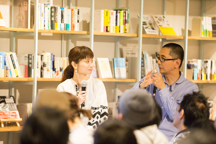 【写真】参加者の前で語る、にしむらさんとくどう