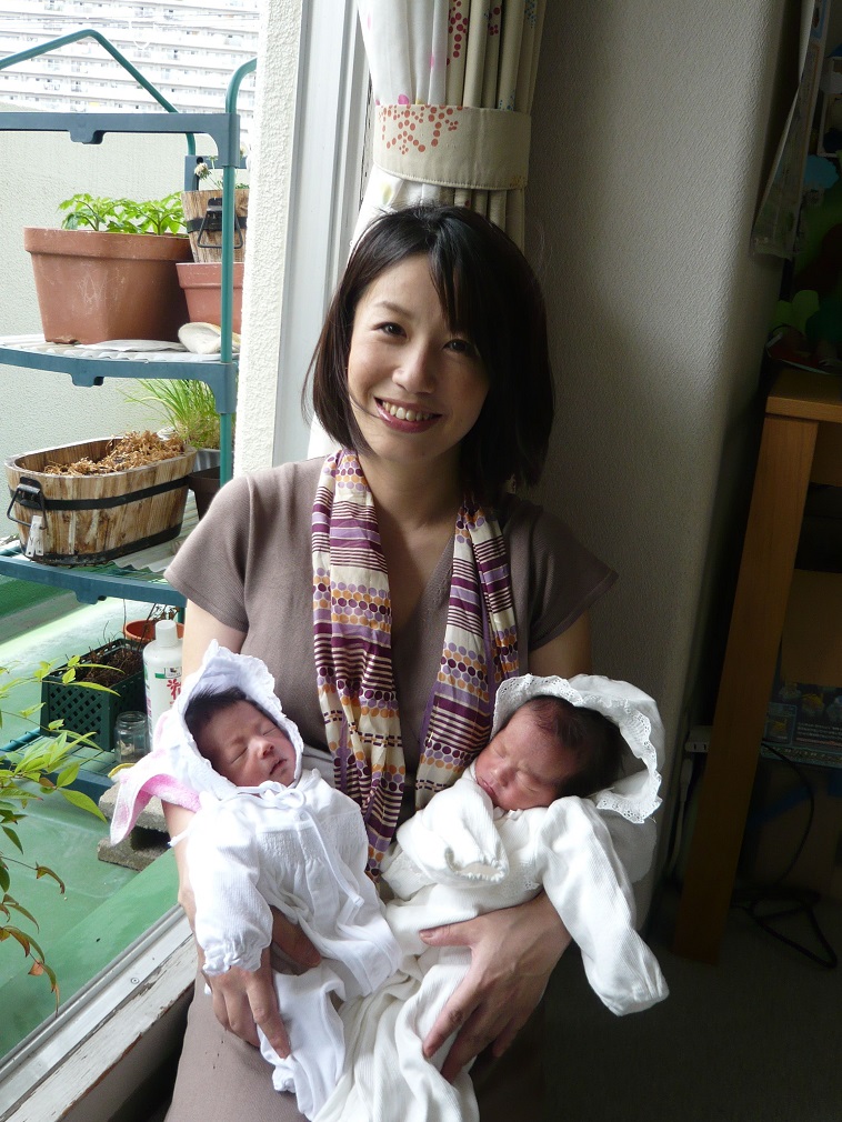 【写真】双子の赤ちゃんを抱くなかはらみちこさん