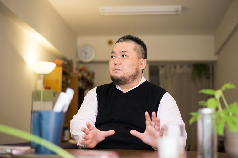【写真】丁寧に質問に答えてくれるおかだたいようさん