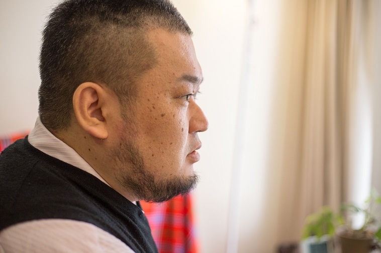 【写真】真剣な表情でインタビューに答えるおかだたいようさん