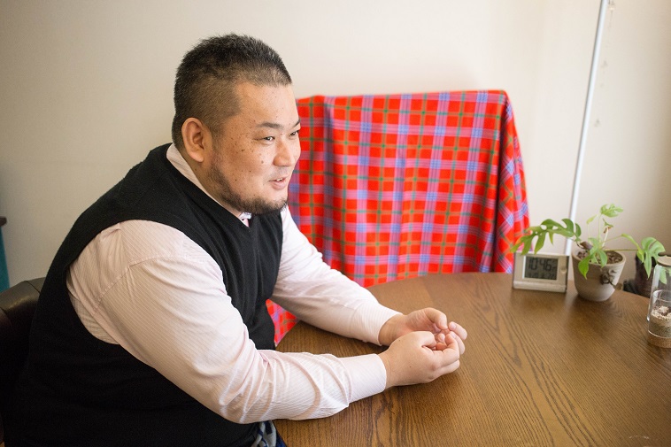 【写真】真剣な表情でインタビューに答えるおかだたいようさん