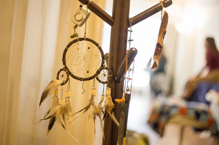 【写真】アジアの民族雑貨。輪っかに吊るされた針に鳥の羽がぶら下がっている