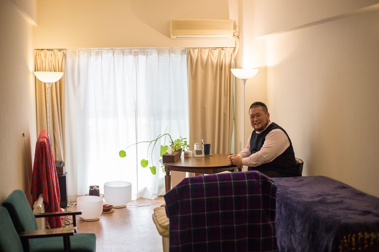 【写真】アジア民族雑貨や暖かい色の光がリラックスできる空気を作り出している