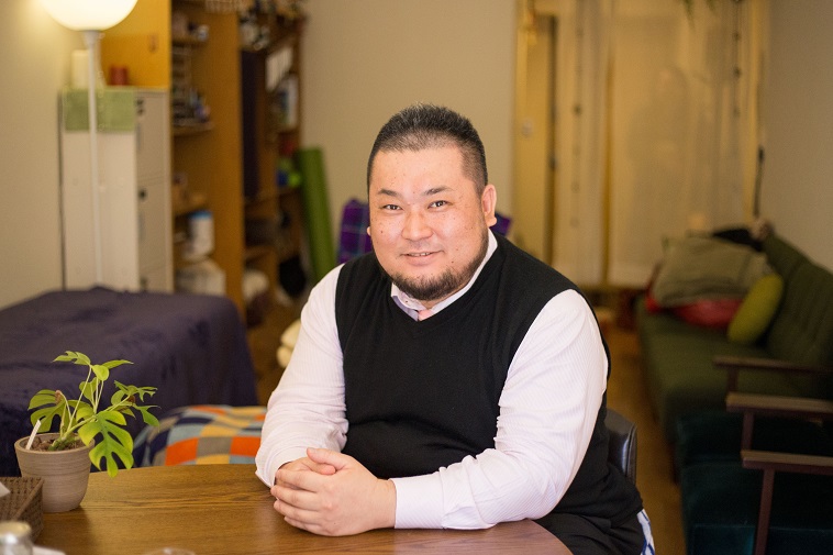 【写真】笑顔で座っているおかだたいようさん