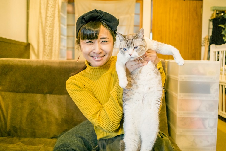 【写真】笑顔で猫を抱いているこたけめぐみさん