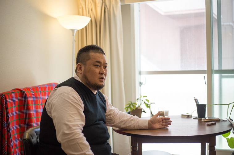 【写真】真剣な表情でインタビューに答えるおかだたいようさん