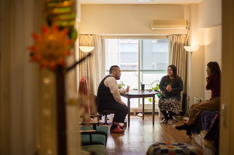 【写真】インタビューに答えるおかだたいようさんとライターのおおしまゆうさん