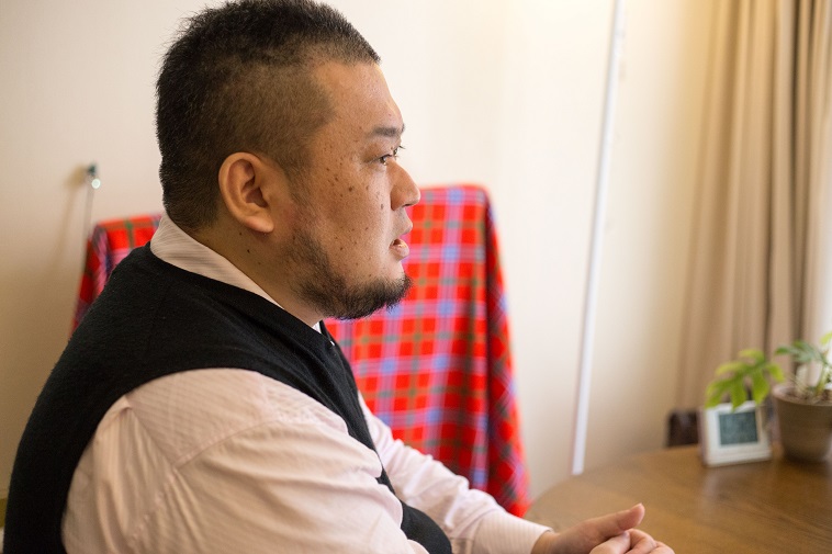 【写真】真剣な表情でインタビューに答えるおかだたいようさん