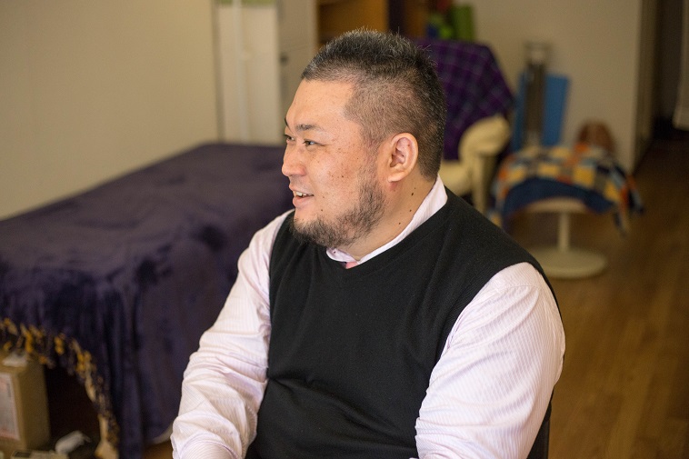 【写真】微笑んでインタビューに答えるおかだたいようさん