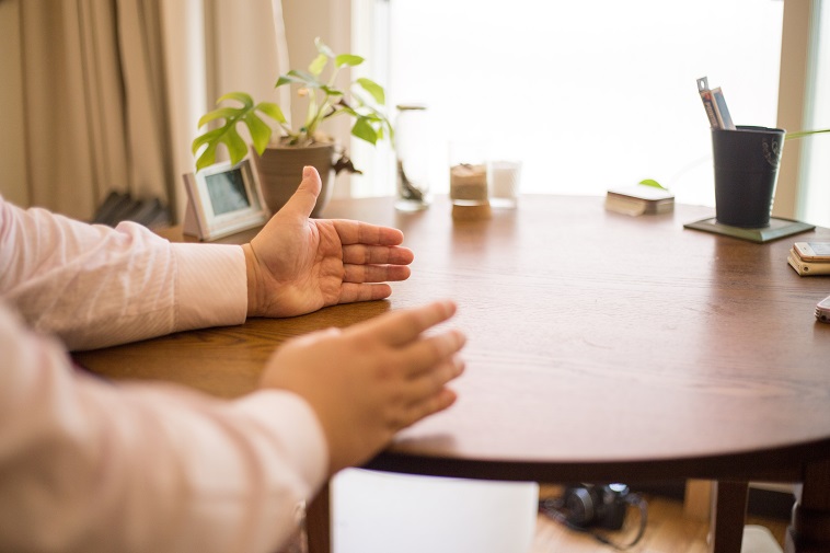 【写真】インタビューに答えるおかだたいようさん