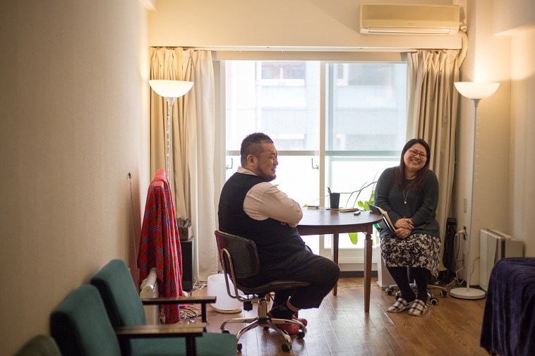 【写真】笑顔のおかだたいようさんとライターのおおしまゆうさん