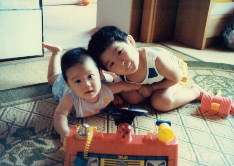 【写真】提供写真。きょうだいと並んで写る、幼い頃のくさかりさん