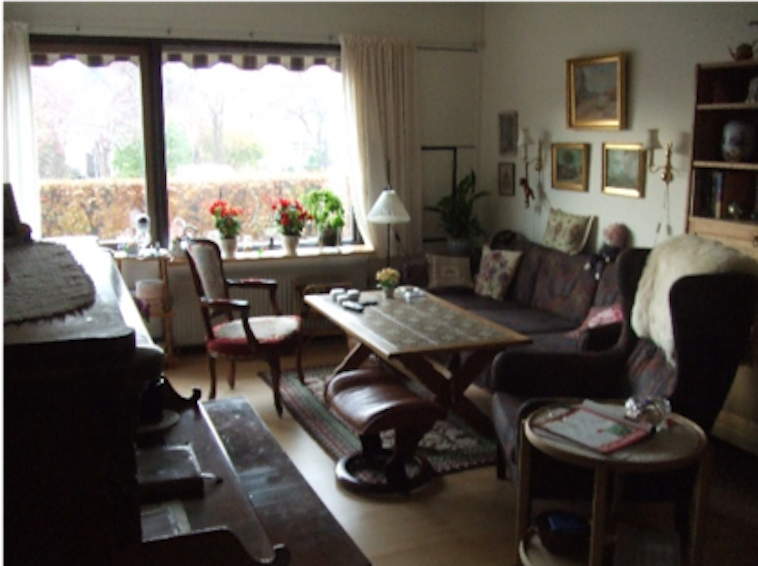 【写真】しもがわらさんが視察した高齢者住宅のリビング。アンティーク調の椅子や机が置いあり、趣がある。