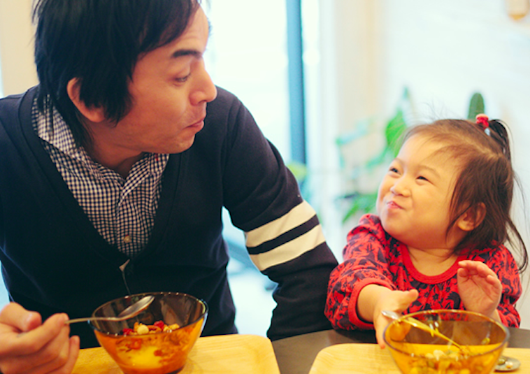 【写真】お子さんと顔を向き合ってグラノーラを食べるグラファミのさわださん