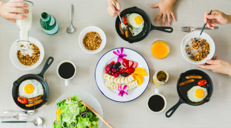 【写真】グラノーラや目玉焼き、サラダにフルーツとある家族の朝食をイメージした風景