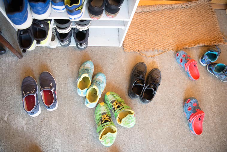 【写真】玄関に複数置いてあるこども達の靴。ぎんもくせいは多くのこどもたちが出入りしている。
