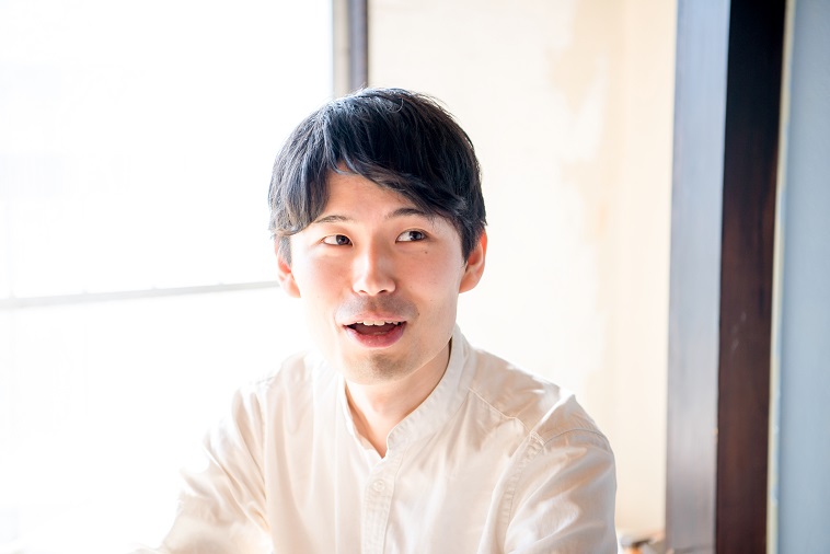 【写真】日の当たる室内で、笑顔を見せながら話をするくさかりさん