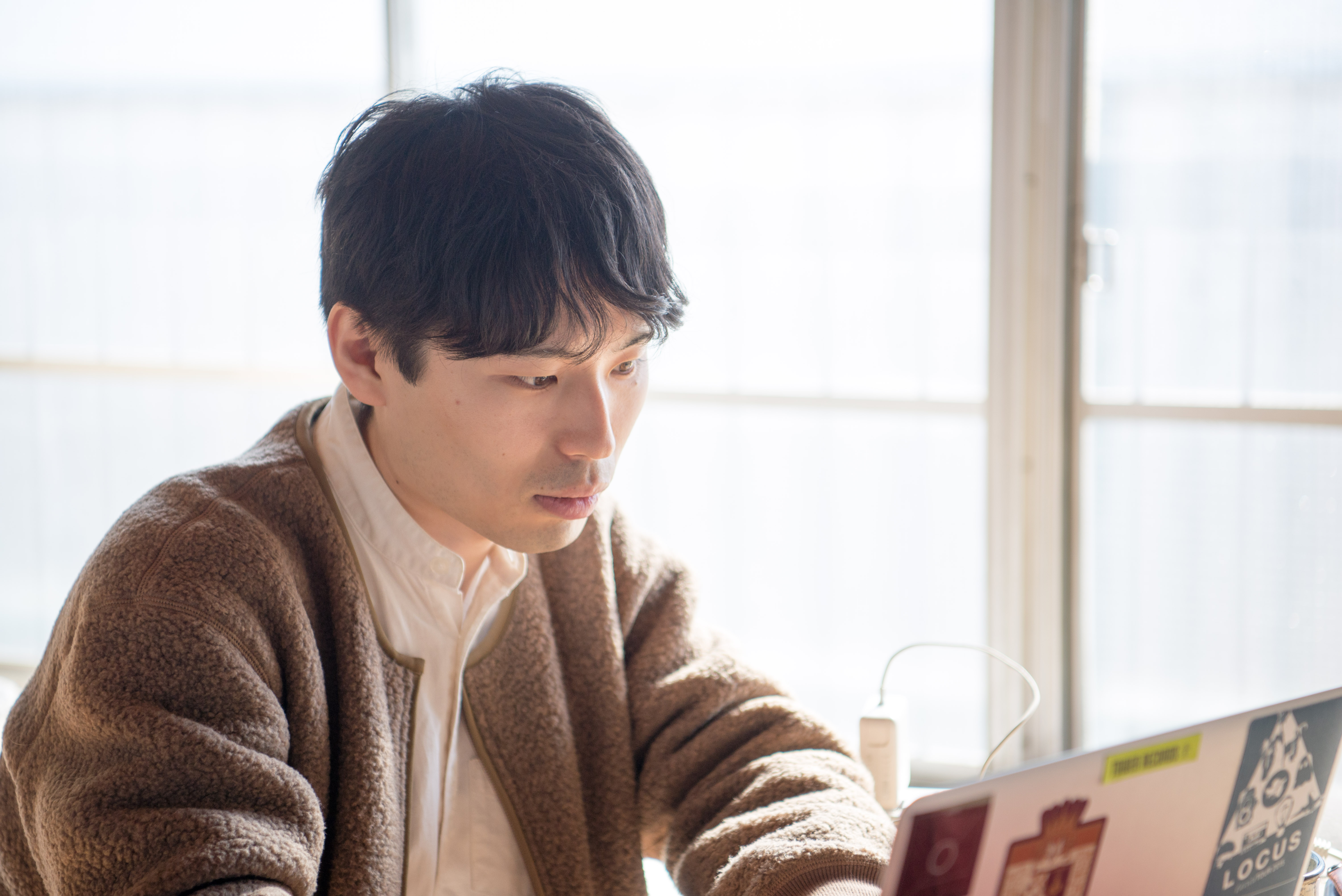 【写真】真剣な表情でパソコンに向かうくさかりさん