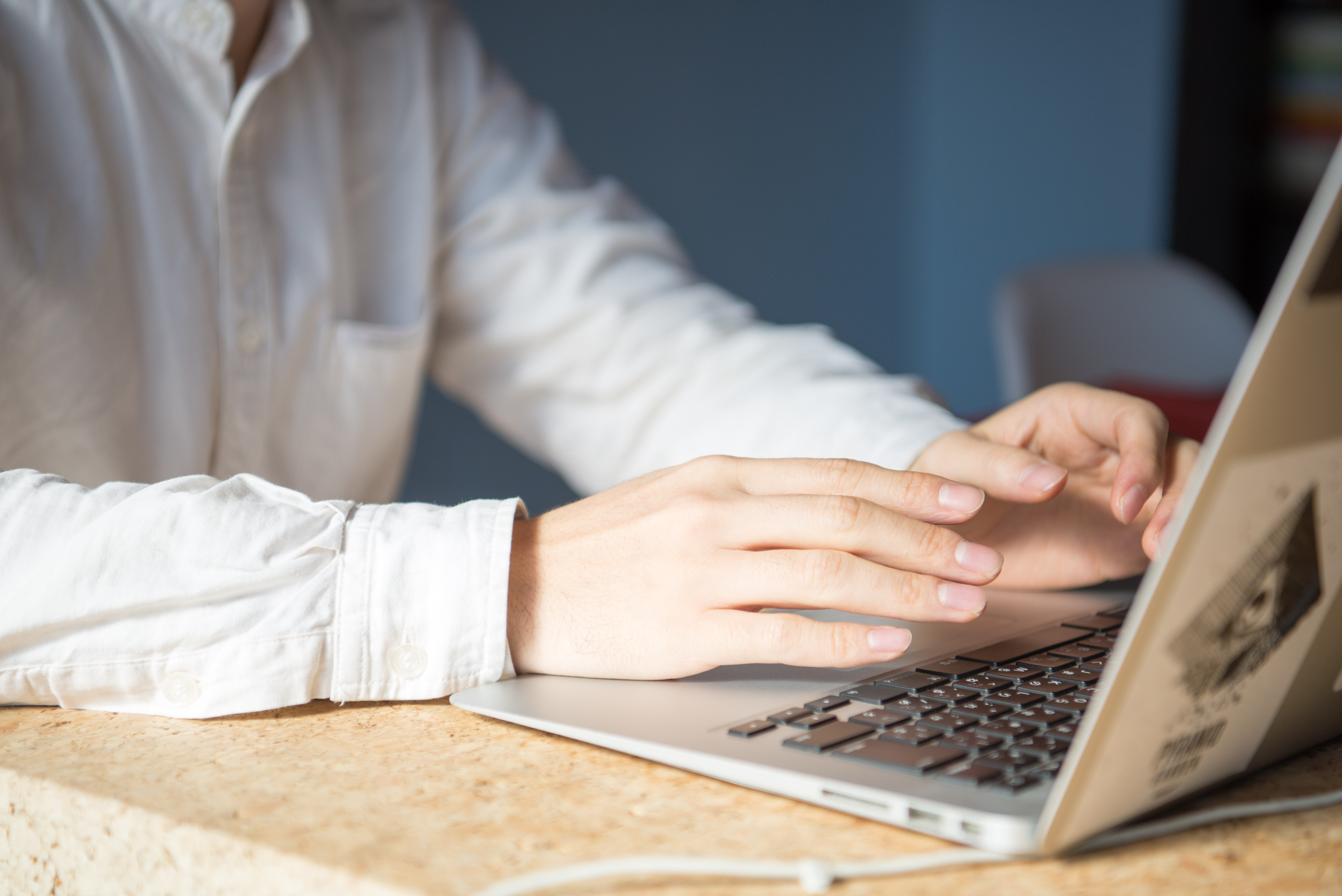 【写真】パソコンに手をおきながら語るくさかりさん