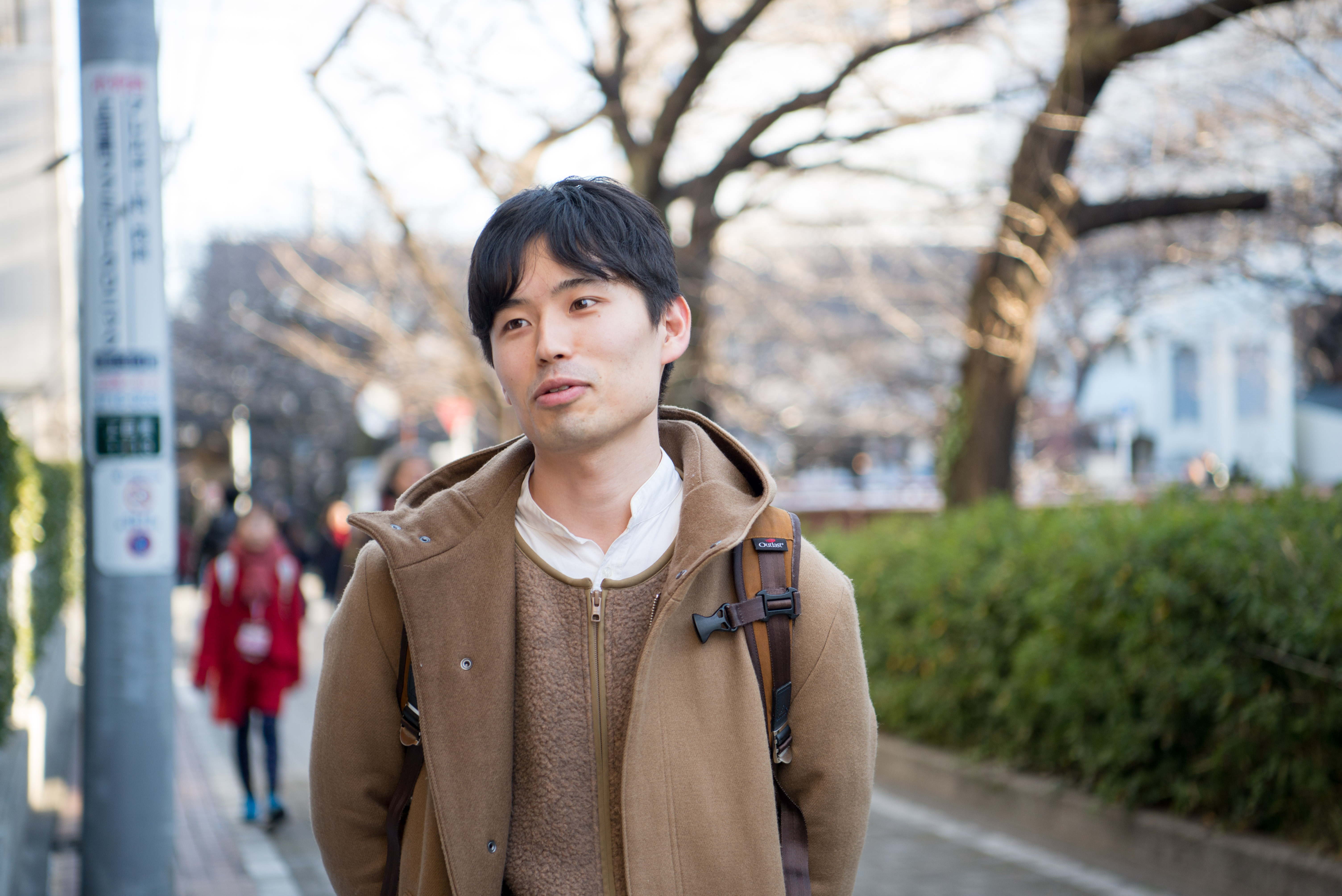 【写真】川沿いの道に立つくさかりさん