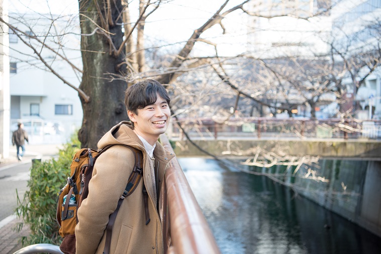 【写真】川沿いに立ち、笑顔を見せるくさかりさん