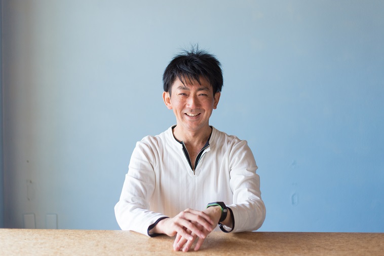 【写真】両手を重ね、笑顔を見せるちばさん