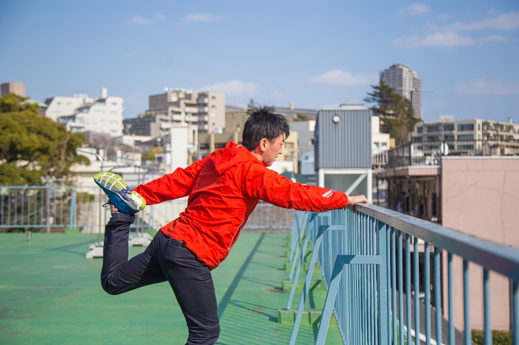 【写真】足を折り曲げ、ストレッチをするちばさん