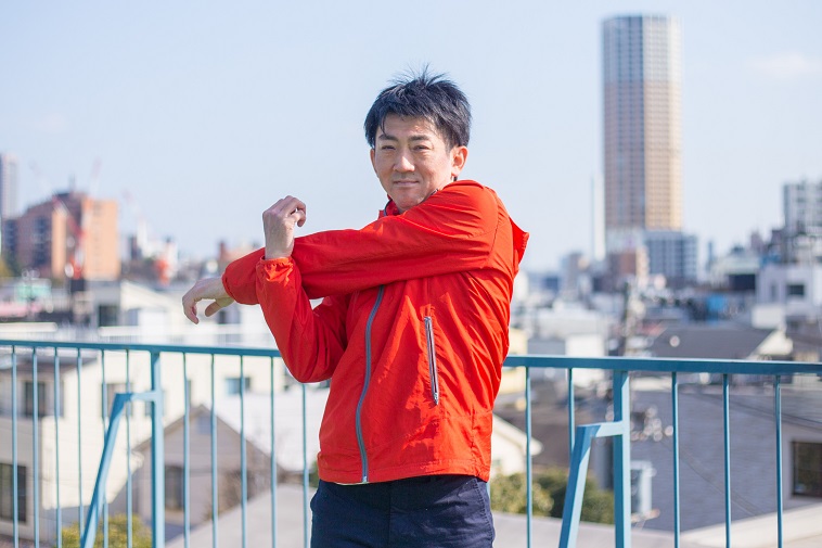 【写真】腕を伸ばしてストレッチをするちばさん