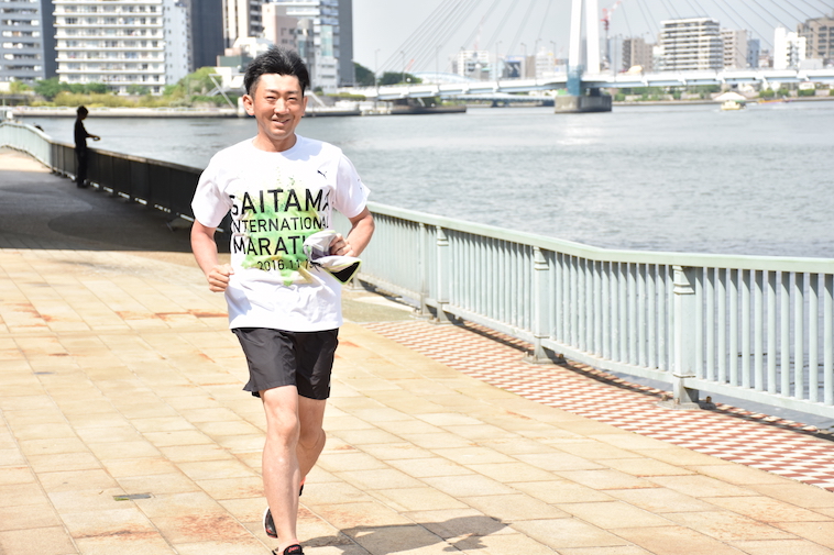 【写真】川沿いを走るちばさん
