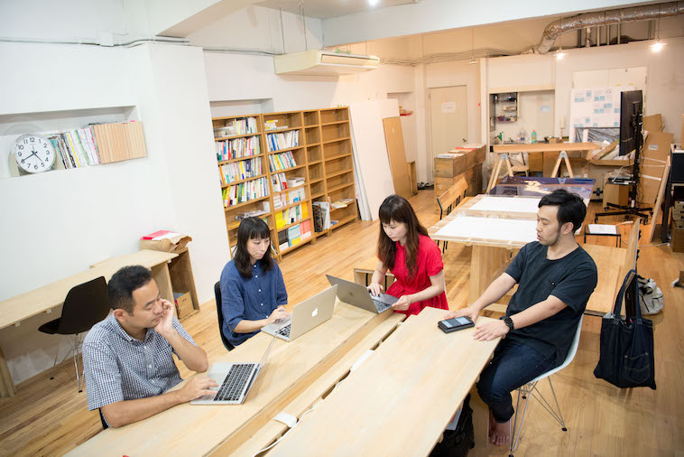 【写真】パソコンを開きながら対談をする4人