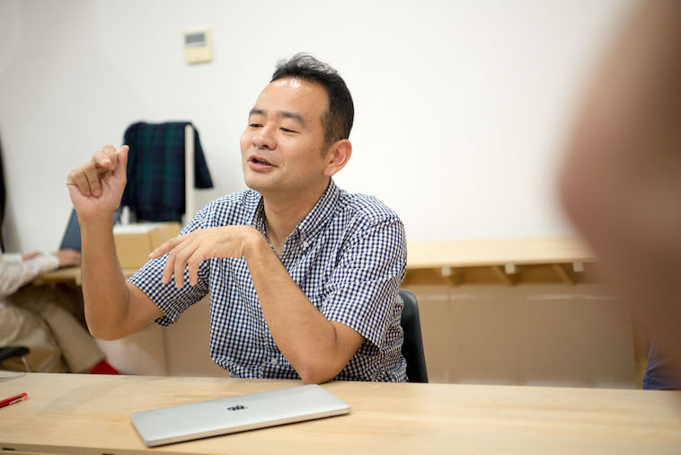 【写真】話をするissue+designのかけいゆうすけさん