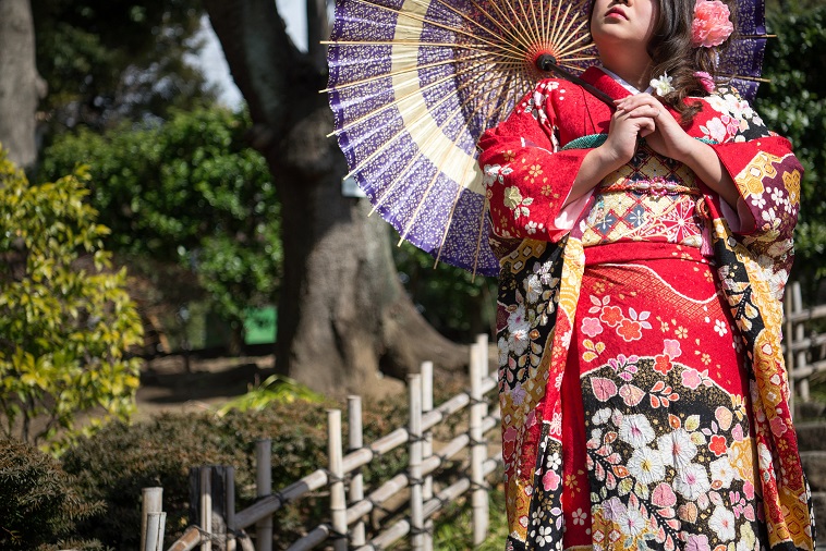 【写真】和傘を持って佇む振袖姿の女性