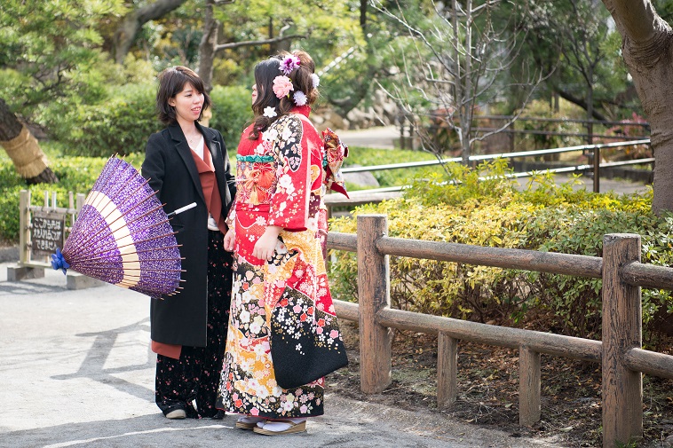 【写真】振袖姿の女性と、和傘をもつまさこさん