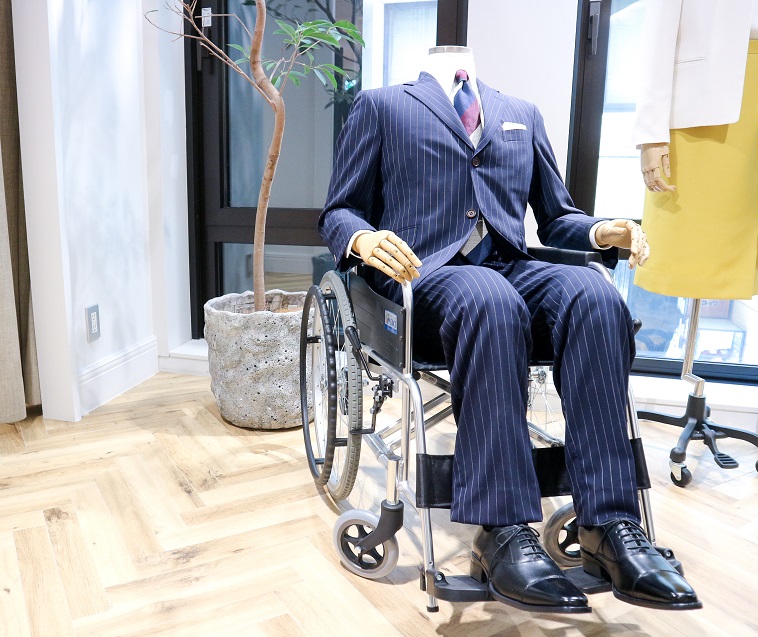【写真】車椅子に乗ったマネキンにディスプレイされるオーダースーツ